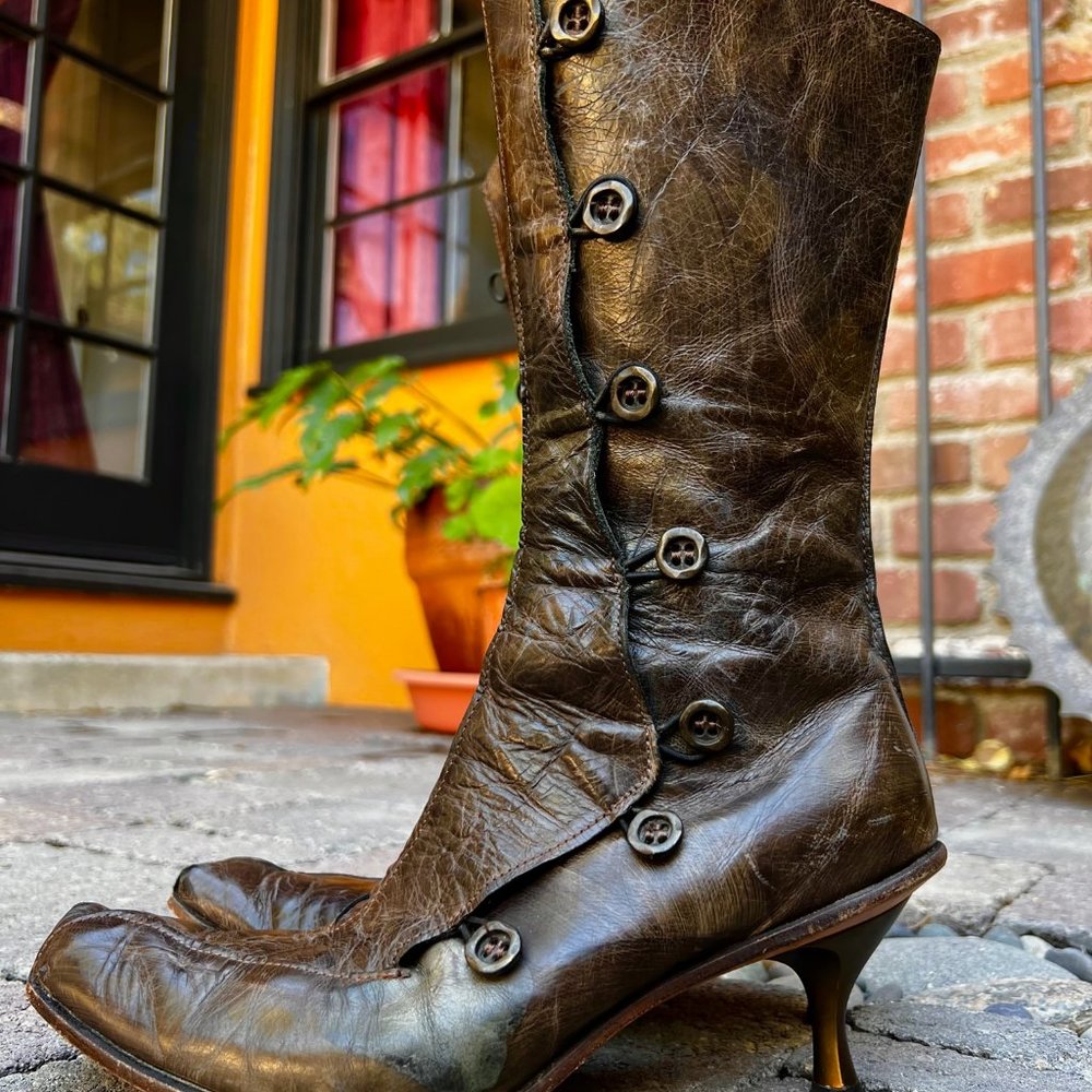 CYDWOQ Vintage Line Brass Button Kitten Heel Crinkle Leather Boots Sz 38.5
